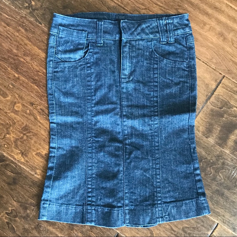 Fitted denim skirt